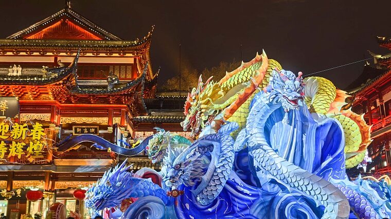 Shanghai_s_Yuyuan_Garden_Shines_with_Giant_Dragon_Lantern_for_Lunar_New_Year - News for amigos, by amigos Shanghai_s_Yuyuan_Garden_Shines_with_Giant_Dragon_Lantern_for_Lunar_New_Year