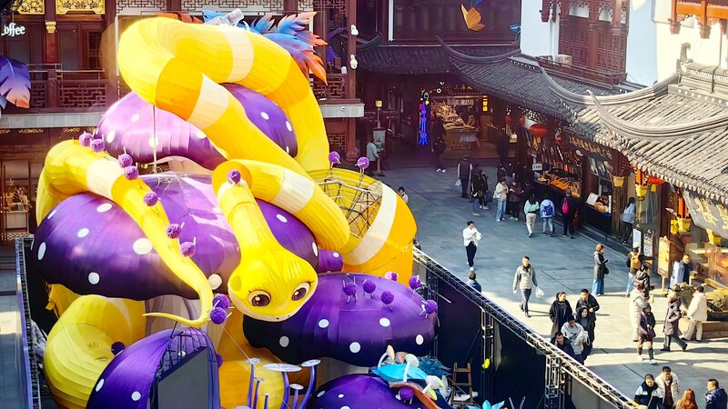 Shanghai_s_Yuyuan_Garden_Sparkles_with_Snake_Lanterns_for_New_Year_s_Festival___ - News for amigos, by amigos Shanghai_s_Yuyuan_Garden_Sparkles_with_Snake_Lanterns_for_New_Year_s_Festival___