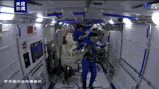 Shenzhou-18 Astronauts Test Space Life with Zebrafish Experiments 🐟🚀 Shenzhou_18_Astronauts_Test_Space_Life_with_Zebrafish_Experiments___