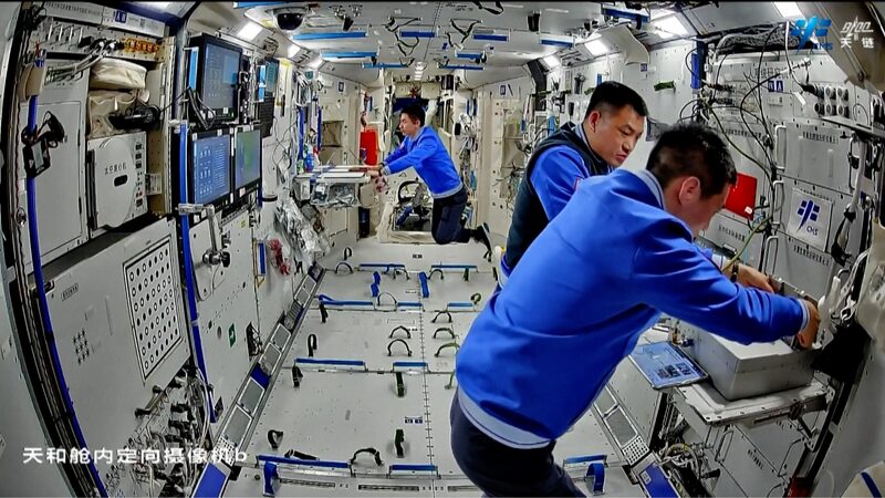 Shenzhou_18_Taikonauts_Pump_Iron_in_Space_to_Study_Muscle_Strength___ video poster