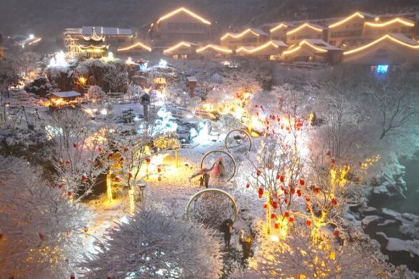 Silver Nights in Shangrao: Gexian Village Glows Under Snowy Lantern Light Silver_Nights_in_Shangrao__Gexian_Village_Glows_Under_Snowy_Lantern_Light