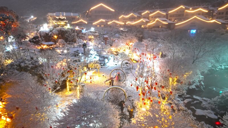 Silver_Nights_in_Shangrao__Gexian_Village_Glows_Under_Snowy_Lantern_Light