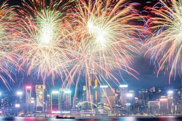 Sky_Ablaze__Epic_Fireworks_Dazzle_Hong_Kong_s_Victoria_Harbor__