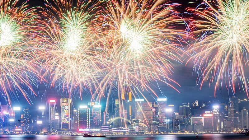 Sky_Ablaze__Epic_Fireworks_Dazzle_Hong_Kong_s_Victoria_Harbor__