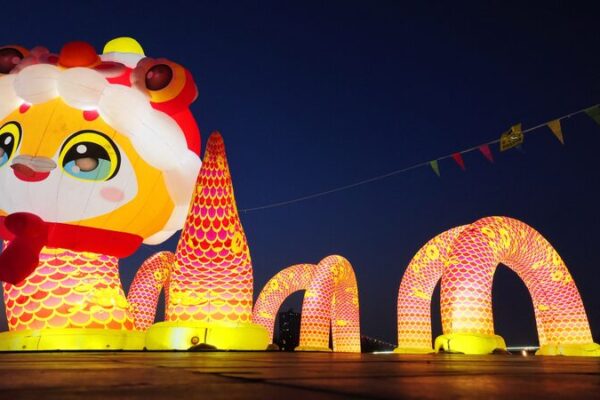 ✨ Snake Lanterns Illuminate Nanjing’s Ancient Wall for the Year of the Snake! 🐍 __Snake_Lanterns_Illuminate_Nanjing_s_Ancient_Wall_for_the_Year_of_the_Snake___