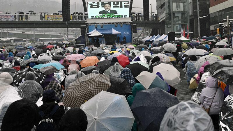 Snow_Can_t_Stop_South_Koreans_Rallying_Over_President_Yoon_s_Controversial_Arrest____ - News for amigos, by amigos Snow_Can_t_Stop_South_Koreans_Rallying_Over_President_Yoon_s_Controversial_Arrest____