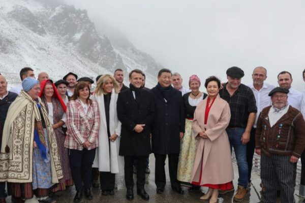 Snowy Summit: Xi Jinping and Macron Share Mountain Moments in Southern France Snowy_Summit__Xi_Jinping_and_Macron_Share_Mountain_Moments_in_Southern_France