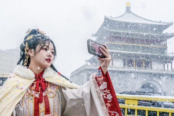Snowy Xi’an Transforms into a Hanfu Wonderland Amid Ancient Landmarks Snowy_Xi_an_Transforms_into_a_Hanfu_Wonderland_Amid_Ancient_Landmarks