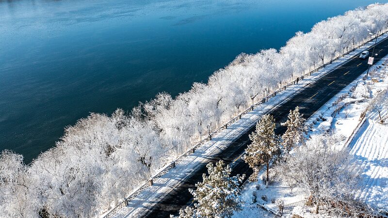 Soft_Rime_Transforms_Jilin_City_into_a_Winter_Wonderland