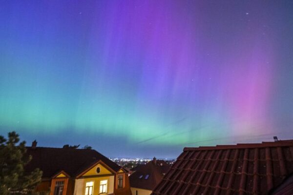 Solar Storm Hits Earth: Dazzling Auroras Light Up Skies Worldwide 🌌✨ Solar_Storm_Hits_Earth__Dazzling_Auroras_Light_Up_Skies_Worldwide___
