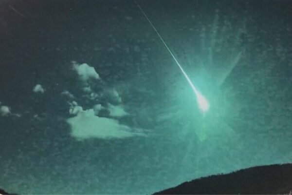 Spectacular_Comet_Fragment_Lights_Up_Night_Sky_Over_Spain_and_Portugal__ video poster