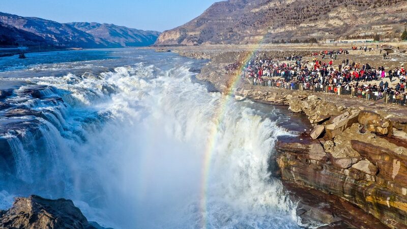 Spectacular_Rainbow_Lights_Up_China_s_Hukou_Waterfall