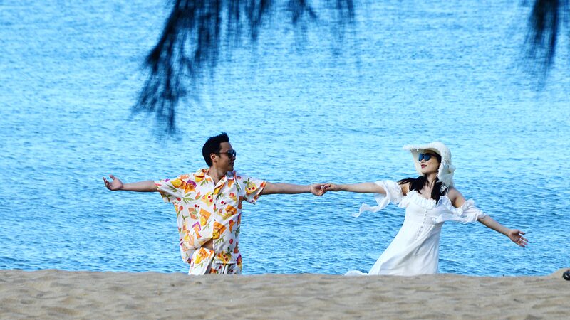 Sun__Sand__and_Selfies__China_s_Winter_Escape_to_Hainan____ - News for amigos, by amigos Sun__Sand__and_Selfies__China_s_Winter_Escape_to_Hainan____