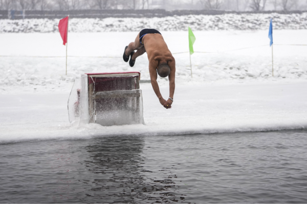 Super-Cool Seniors Make a Splash in Harbin’s Icy Waters 🏊♂️❄️ Super_Cool_Seniors_Make_a_Splash_in_Harbin_s_Icy_Waters_______