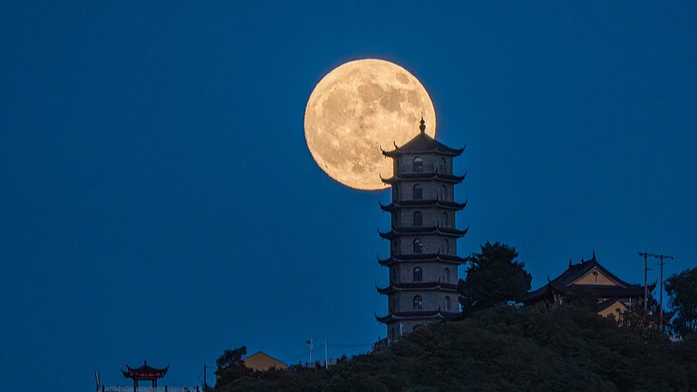 Supermoon_Lights_Up_China_s_Mid_Autumn_Festival___