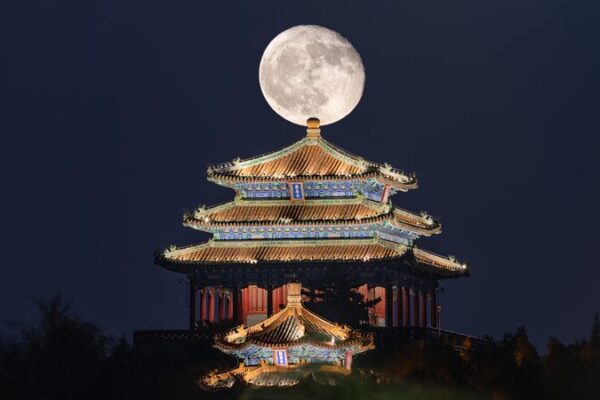 🌕📸 Supermoon Magic: Youth Capture Mid-Autumn Moments ___Supermoon_Magic__Youth_Capture_Mid_Autumn_Moments