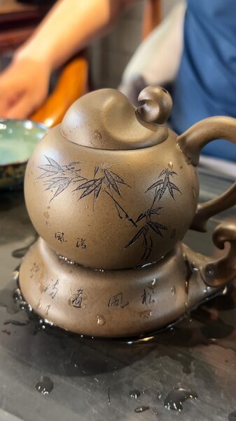 Teapot_Without_a_Spout__The_Magical_Pouring_Trick_Unveiled_poster - News for amigos, by amigos Teapot_Without_a_Spout__The_Magical_Pouring_Trick_Unveiled video poster