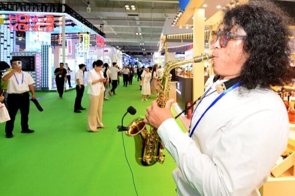 Thousands Flock to China’s Lanzhou Trade Fair Seeking New Opportunities 🌏🚀 Thousands_Flock_to_China_s_Lanzhou_Trade_Fair_Seeking_New_Opportunities___