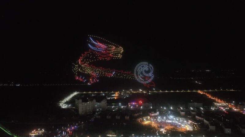 Thousands_of_Drones_Light_Up_Xinjiang_s_Night_Sky_in_Epic_Spring_Festival_Show___poster - News for amigos, by amigos Thousands_of_Drones_Light_Up_Xinjiang_s_Night_Sky_in_Epic_Spring_Festival_Show__ video poster