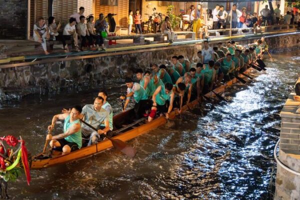 Thrilling Dragon Boat Races Navigate Diejiao Village’s Water Alleys 🚣♂️ Thrilling_Dragon_Boat_Races_Navigate_Diejiao_Village_s_Water_Alleys_____