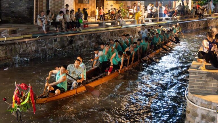 Thrilling_Dragon_Boat_Races_Navigate_Diejiao_Village_s_Water_Alleys_____