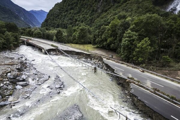 Torrential Rains Sweep Switzerland: Floods and Landslides Cause Havoc 🌧️🌄 Torrential_Rains_Sweep_Switzerland__Floods_and_Landslides_Cause_Havoc____