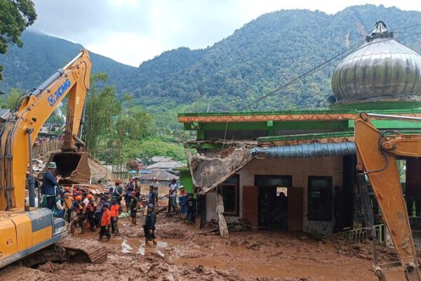 🌧️ Torrential Rains in Sumatra Cause Deadly Landslides, 16 Lost ___Torrential_Rains_in_Sumatra_Cause_Deadly_Landslides__16_Lost