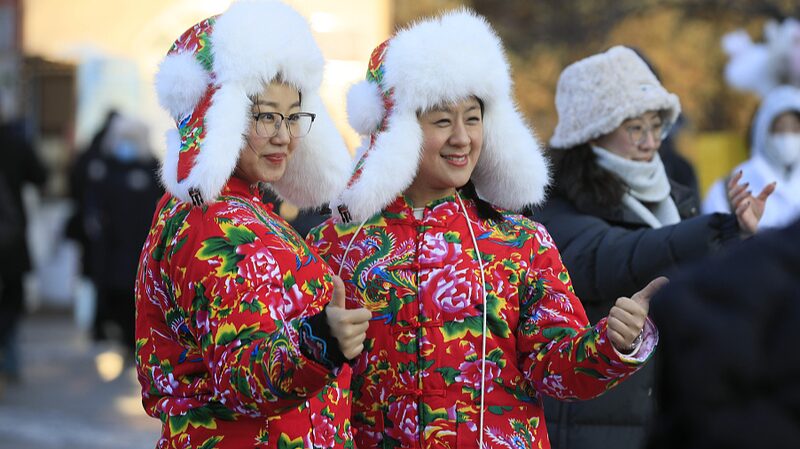 Tourists_Embrace_Harbin_s_Peony_Fashion_Revival - News for amigos, by amigos __Tourists_Embrace_Harbin_s_Peony_Fashion_Revival