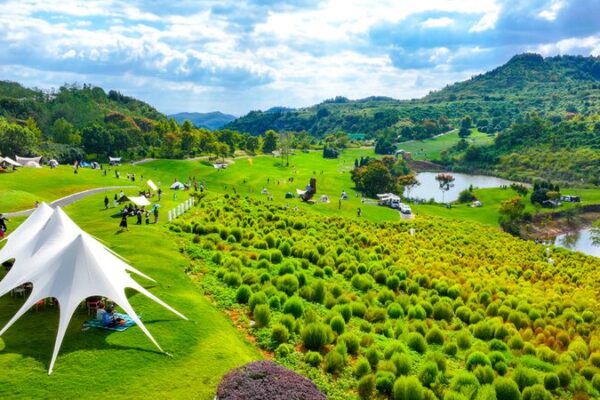 Tourists Flock to Qiandao Lake’s Ideal Garden During National Day Holiday Tourists_Flock_to_Qiandao_Lake_s_Ideal_Garden_During_National_Day_Holiday