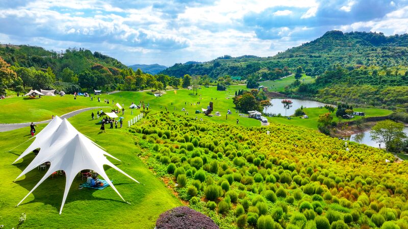 Tourists_Flock_to_Qiandao_Lake_s_Ideal_Garden_During_National_Day_Holiday - News for amigos, by amigos Tourists_Flock_to_Qiandao_Lake_s_Ideal_Garden_During_National_Day_Holiday