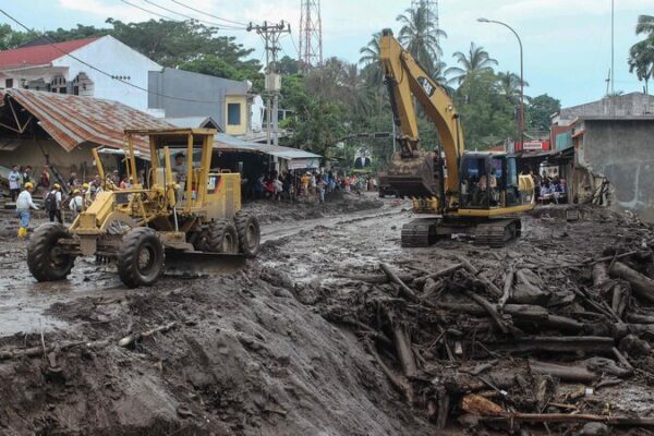 Tragic Floods in Indonesia Claim 52 Lives, 17 Still Missing 😢 Tragic_Floods_in_Indonesia_Claim_52_Lives__17_Still_Missing__