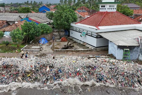 Trash Tsunami Hits Indonesian Village: Teluk Residents Struggle Amid Rising Tides 🌊 Trash_Tsunami_Hits_Indonesian_Village__Teluk_Residents_Struggle_Amid_Rising_Tides__