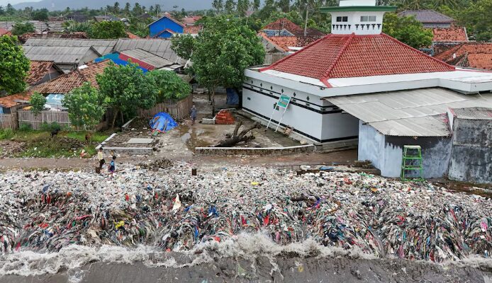 Trash_Tsunami_Hits_Indonesian_Village__Teluk_Residents_Struggle_Amid_Rising_Tides__ - News for amigos, by amigos Trash_Tsunami_Hits_Indonesian_Village__Teluk_Residents_Struggle_Amid_Rising_Tides__