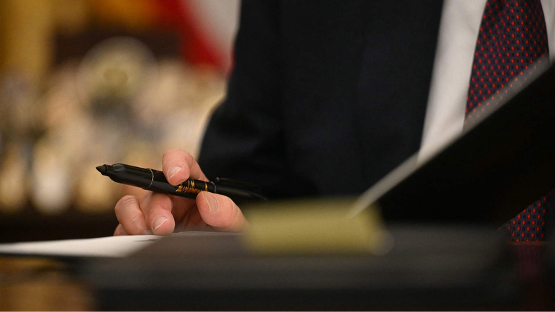 Trump_Signs_Order_for_U_S__to_Exit_Paris_Agreement_and_WHO