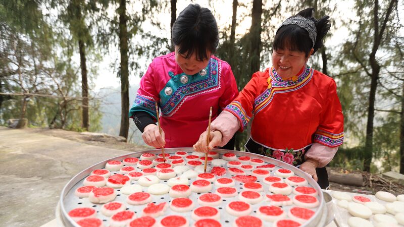 Tujia_s_Colorful_Cakes_Spice_Up_New_Year_Celebrations_in_Guizhou___ - News for amigos, by amigos __Tujia_s_Colorful_Cakes_Spice_Up_New_Year_Celebrations_in_Guizhou___