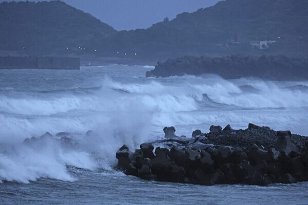 Typhoon Shanshan Nears Japan: 9 Injured, Massive Evacuations Ordered Typhoon_Shanshan_Nears_Japan__9_Injured__Massive_Evacuations_Ordered