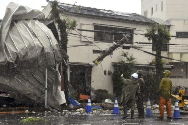 Typhoon Shanshan Slams Kyushu: Millions Evacuated as Japan Braces ⚠️ Typhoon_Shanshan_Slams_Kyushu__Millions_Evacuated_as_Japan_Braces___