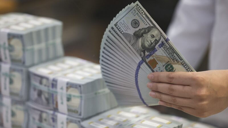 US_Economy_Thrives_Despite_Stubborn_Inflation__What_s_the_Deal___ - News for amigos, by amigos US_Economy_Thrives_Despite_Stubborn_Inflation__What_s_the_Deal___