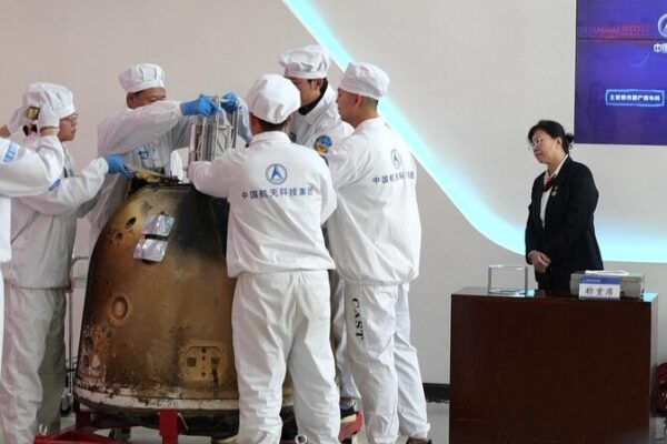 Unveiling_the_Moon_s_Dark_Side__Chinese_Scientists_Gear_Up_for_Chang_e_6_Discoveries___