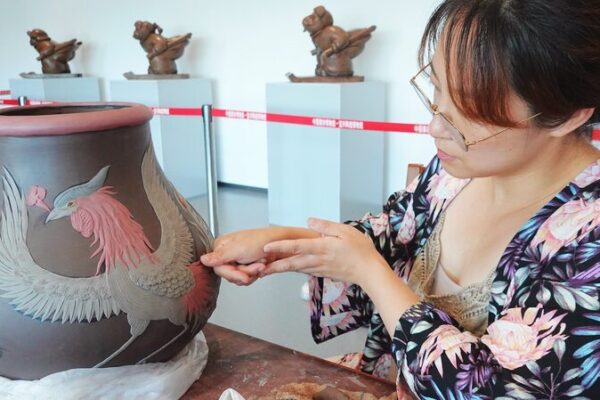 Unveiling the Thumb-Stacking Magic of Yixing Jun-Glazed Pottery 🎨✨ Unveiling_the_Thumb_Stacking_Magic_of_Yixing_Jun_Glazed_Pottery___