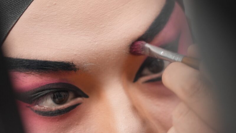 __Unveiling_the_Vibrant_World_of_Cantonese_Opera__A_Lingnan_Cultural_Gem