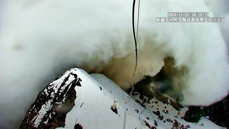 Watch__Massive_Avalanche_Engulfs_Xinjiang_Valley_in_Seconds video poster