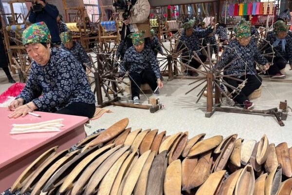 Weaving Wonders: Shanxi’s Artisans Revive Traditional Cloth-Making Weaving_Wonders__Shanxi_s_Artisans_Revive_Traditional_Cloth_Making