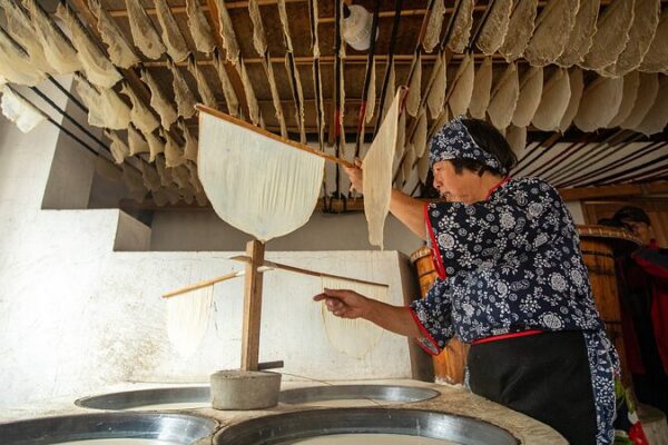 Winter Delicacy: Jinhua’s Tofu Skins Hung Up as Tradition Returns 🥢❄️ Winter_Delicacy__Jinhua_s_Tofu_Skins_Hung_Up_as_Tradition_Returns____