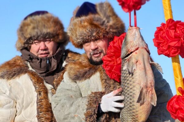 Winter Fishing Festival Kicks Off at Ulungur Lake in Xinjiang 🎣❄️ Winter_Fishing_Festival_Kicks_Off_at_Ulungur_Lake_in_Xinjiang____