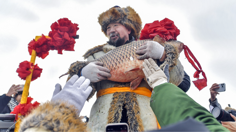 Winter_Magic__Xinjiang_s_Annual_Fishing_Festival_Lights_Up_Altay_s_Snowy_Lakes - News for amigos, by amigos Winter_Magic__Xinjiang_s_Annual_Fishing_Festival_Lights_Up_Altay_s_Snowy_Lakes