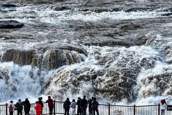 Winter_Magic_at_Hukou_Waterfall__Tourists_Mesmerized_by_Nature_s_Spectacle - News for amigos, by amigos Winter_Magic_at_Hukou_Waterfall__Tourists_Mesmerized_by_Nature_s_Spectacle