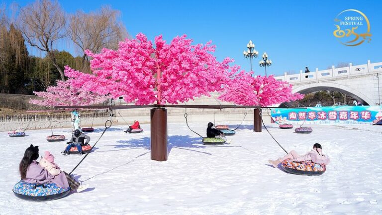 Winter_Wonderland__Beijing_s_Taoranting_Park_Ice_and_Snow_Carnival____