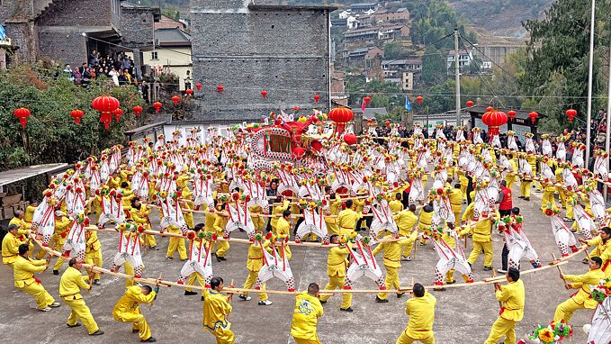 Wooden_Stool_Dragon_Dance_Lights_Up_2025_s_Chinese_New_Year_in_Zhejiang___ - News for amigos, by amigos Wooden_Stool_Dragon_Dance_Lights_Up_2025_s_Chinese_New_Year_in_Zhejiang___