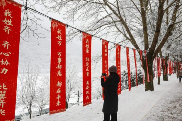 Xi’an’s Snowy Mountains Turn into Winter Wonderland for Skiers and Tourists ⛷️❄️ Xi_an_s_Snowy_Mountains_Turn_into_Winter_Wonderland_for_Skiers_and_Tourists_____